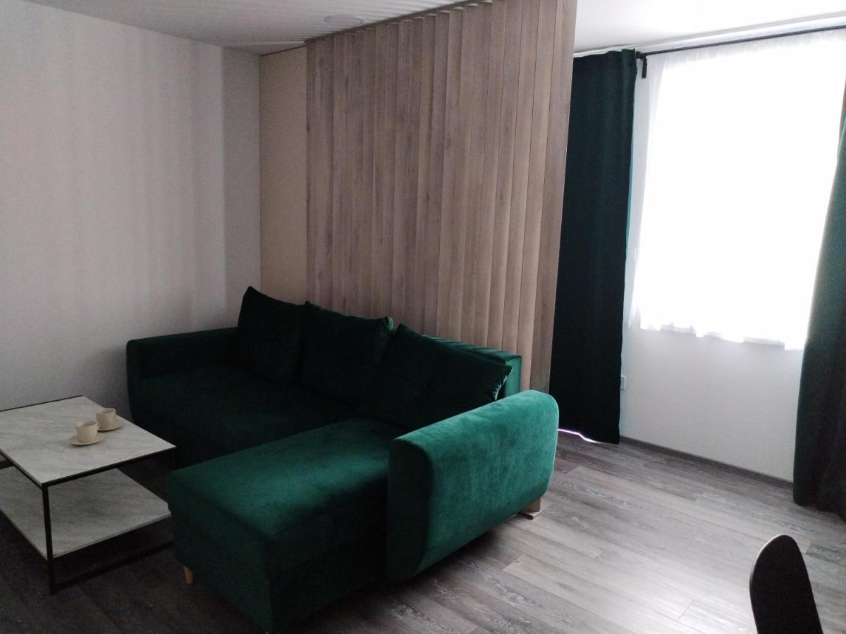 Apartman Pri Parku Solcany Eksteriør billede